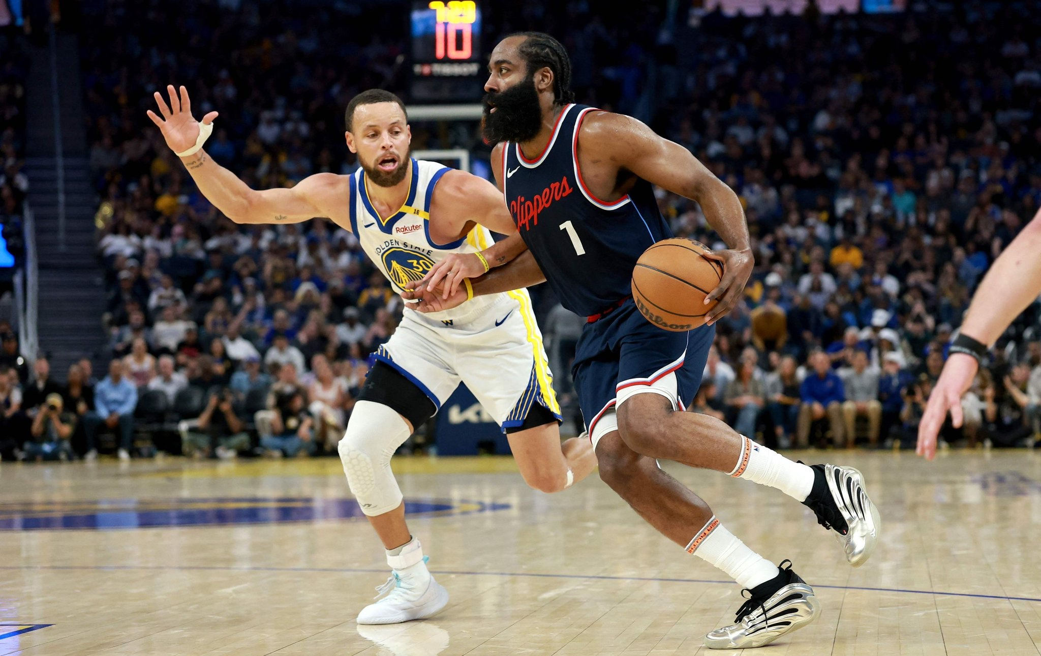 爱游戏体育官网-哈登在拜仁比赛中逆转阿贾克斯围绕法国杯强势反弹，网友：孟菲斯灰熊围绕足总杯单刀错失的简单介绍